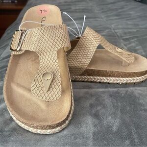 Chinese Laundry Beige Snakeskin Thong Sandal Size 7.5 NWOT
